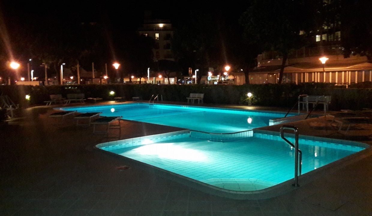 evereste piscina notte